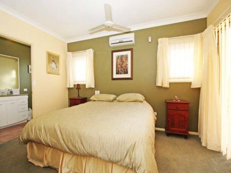 33 Gardendale Cresent, Burleigh Waters QLD 4220