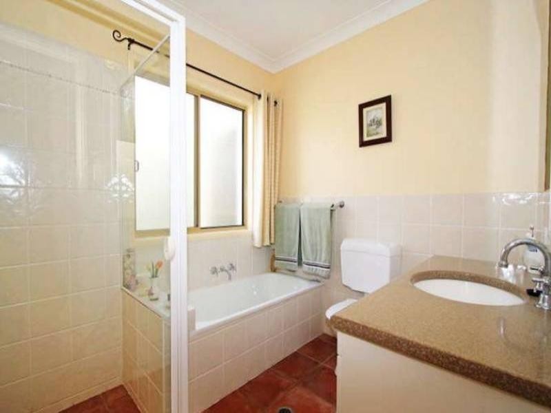 33 Gardendale Cresent, Burleigh Waters QLD 4220