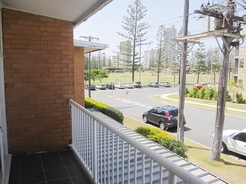 4/162 Surf Parade, Broadbeach QLD 4218