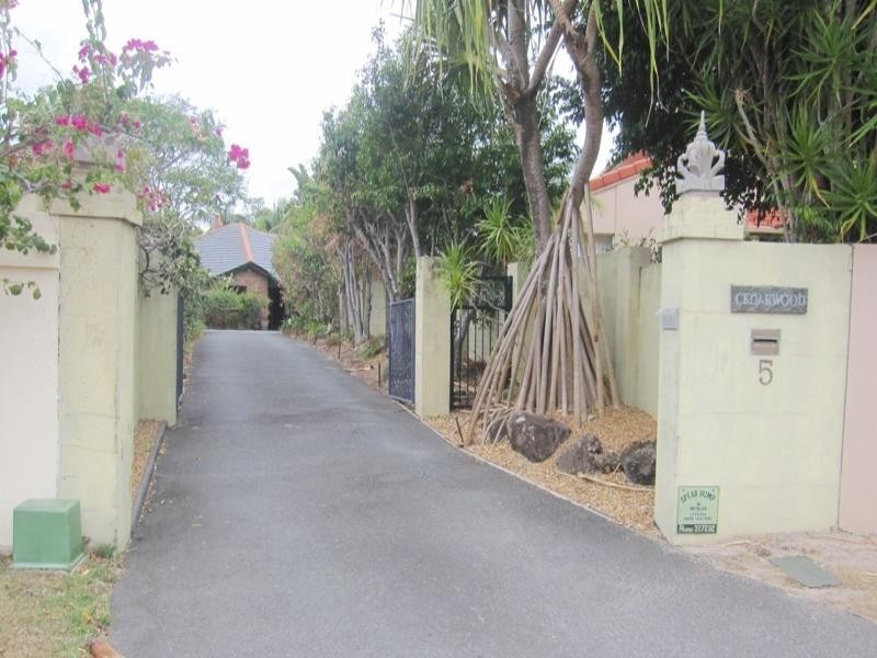 5 Bimini Court, Clear Island Waters QLD 4226