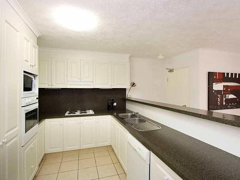 2/12 Britannia Avenue, Broadbeach QLD 4218