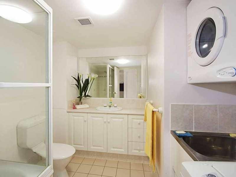 2/12 Britannia Avenue, Broadbeach QLD 4218