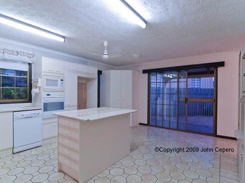 1 Meredith Drive, Broadbeach Waters QLD 4218