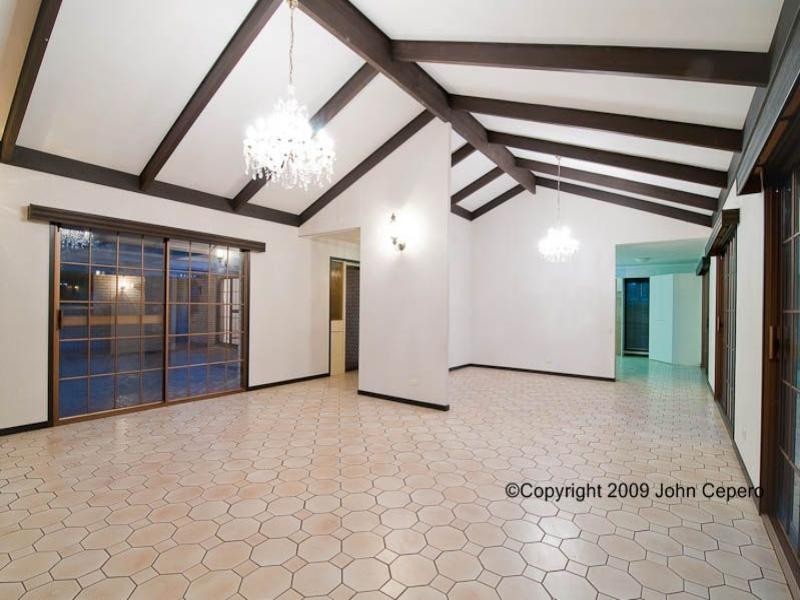 1 Meredith Drive, Broadbeach Waters QLD 4218