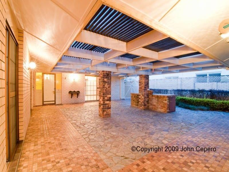 1 Meredith Drive, Broadbeach Waters QLD 4218