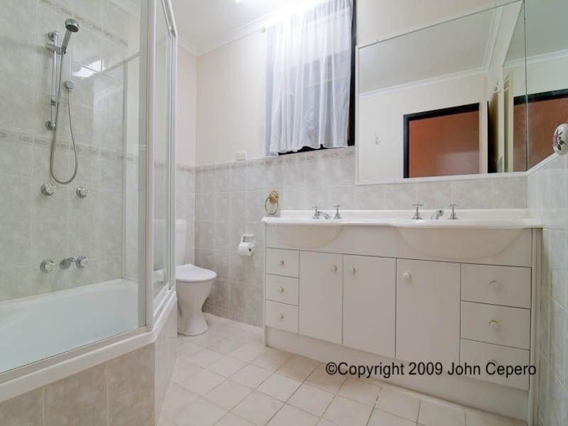 1 Meredith Drive, Broadbeach Waters QLD 4218