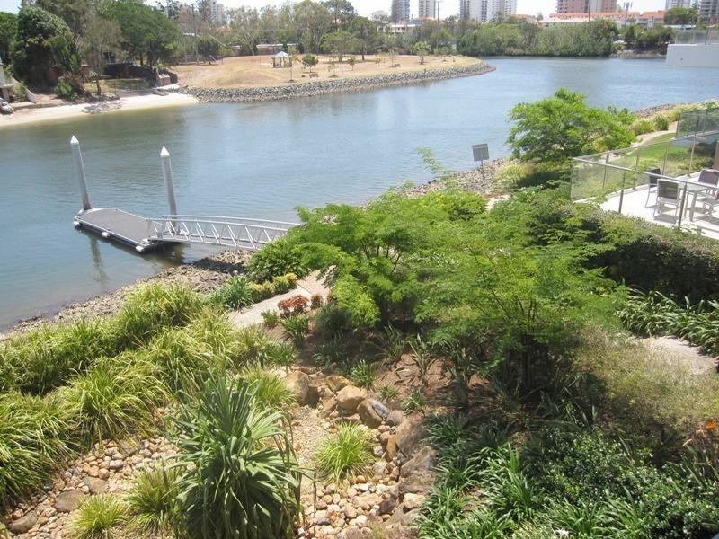 33 T.E. Peters Drive, Broadbeach Waters QLD 4218