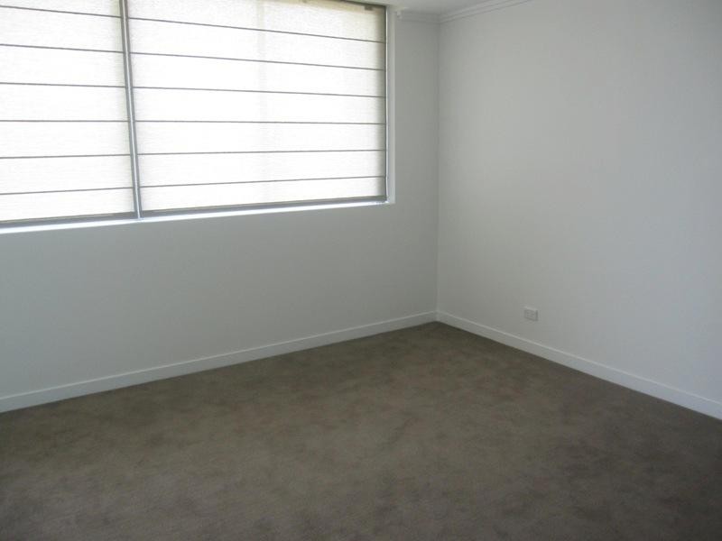 33 T.E. Peters Drive, Broadbeach Waters QLD 4218