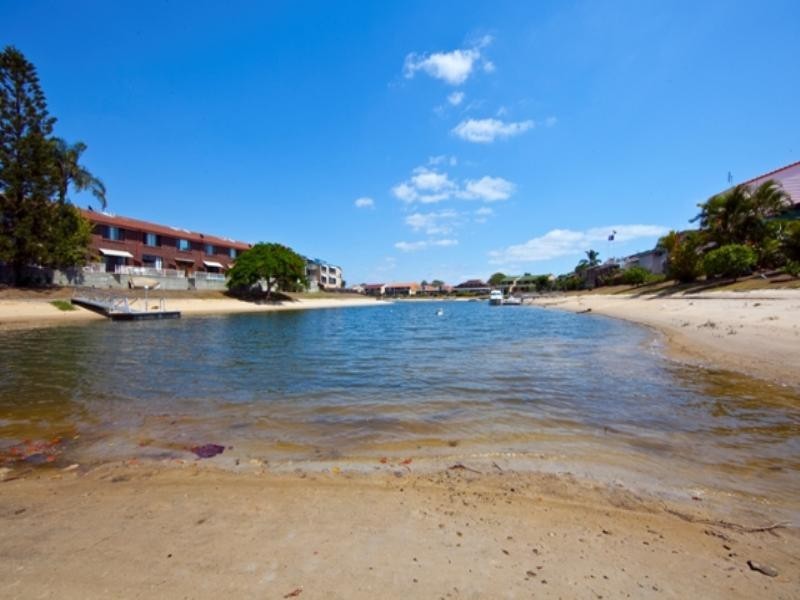 4/107 Sunshine Boulevard, Mermaid Waters QLD 4218