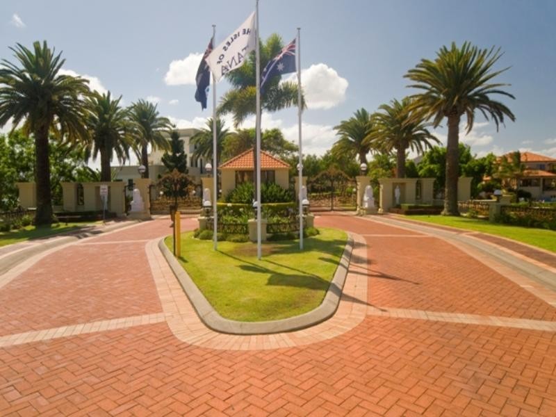 41 Istana View, Clear Island Waters QLD 4226