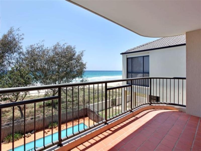 4/2 Twenty Third Avenue, Palm Beach QLD 4221