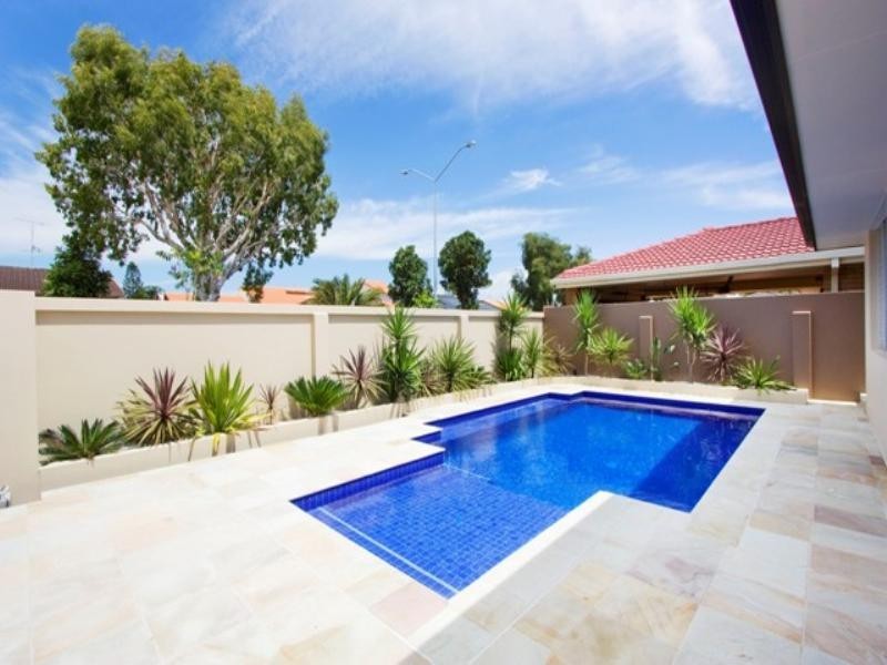 112 Sunshine Boulevard, Mermaid Waters QLD 4218