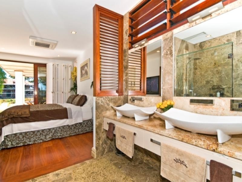 31 Park Avenue, Broadbeach Waters QLD 4218