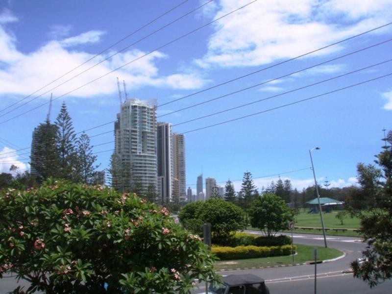 2/2 Alexandra Avenue, Mermaid Beach QLD 4218