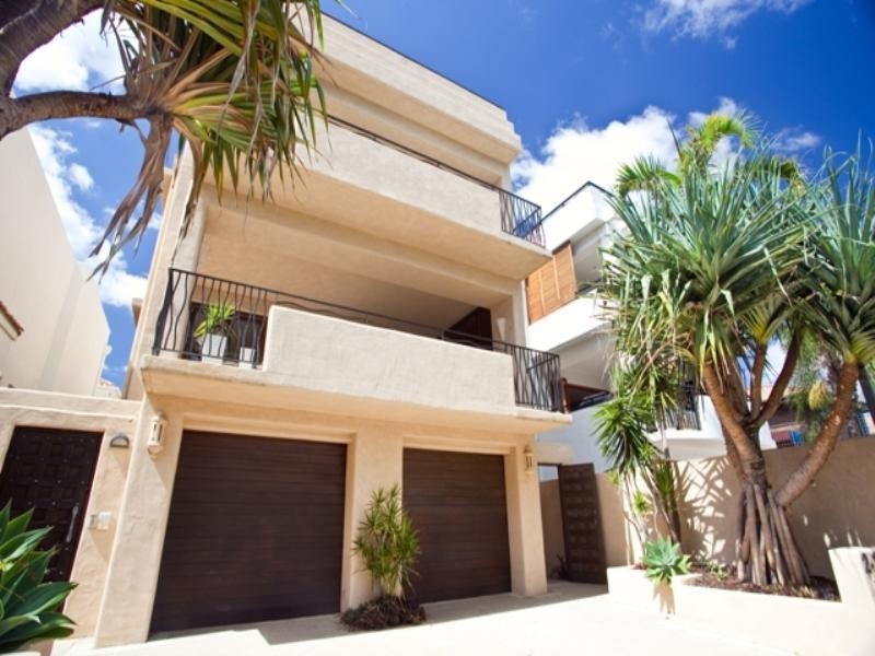 2/10 Peerless Avenue, Mermaid Beach QLD 4218