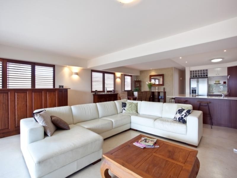 2/10 Peerless Avenue, Mermaid Beach QLD 4218