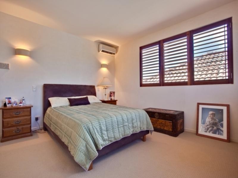 2/10 Peerless Avenue, Mermaid Beach QLD 4218