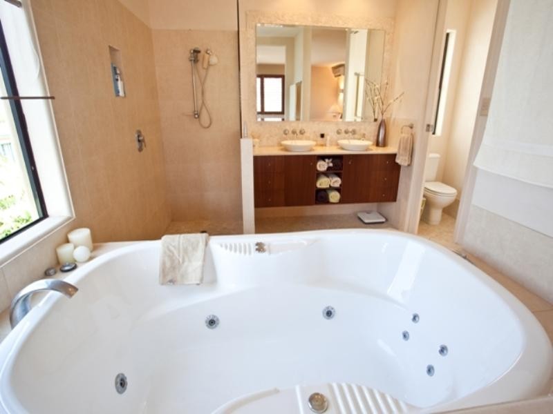 2/10 Peerless Avenue, Mermaid Beach QLD 4218