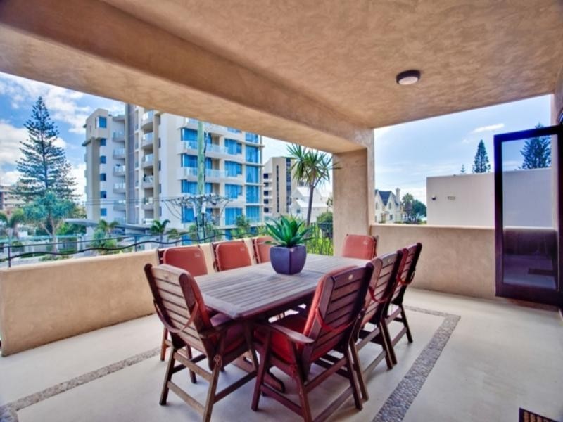 2/10 Peerless Avenue, Mermaid Beach QLD 4218