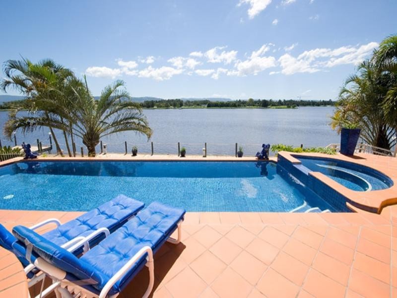 15 Istana View, Clear Island Waters QLD 4226
