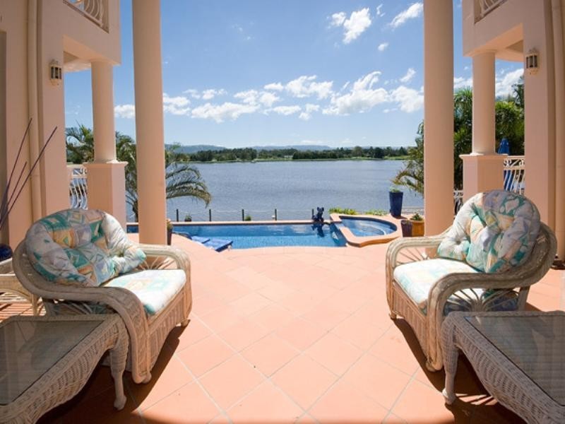 15 Istana View, Clear Island Waters QLD 4226