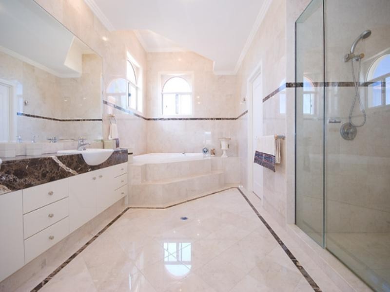 15 Istana View, Clear Island Waters QLD 4226