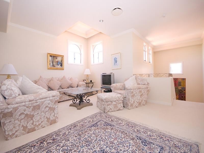 15 Istana View, Clear Island Waters QLD 4226