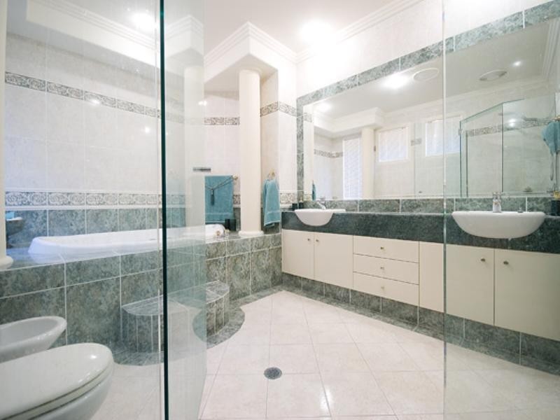 15 Istana View, Clear Island Waters QLD 4226