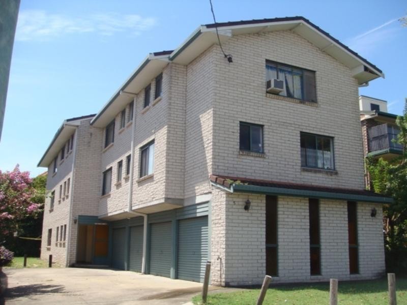 2/5 Rosewood Avenue, Broadbeach QLD 4218