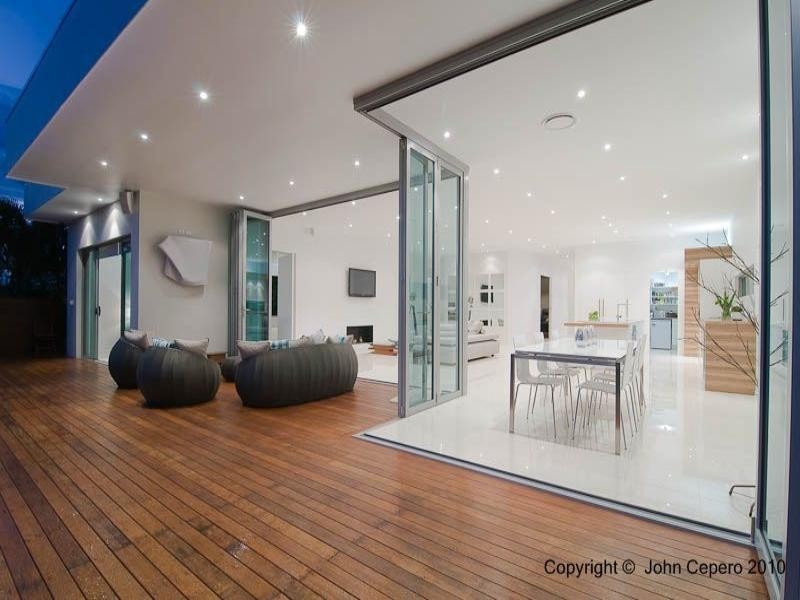 6 Meredith Drive, Broadbeach Waters QLD 4218