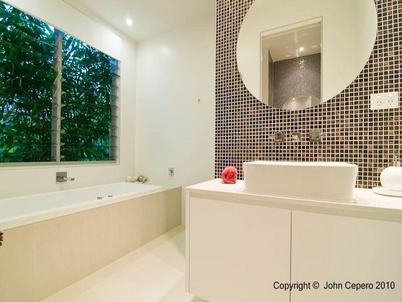 6 Meredith Drive, Broadbeach Waters QLD 4218