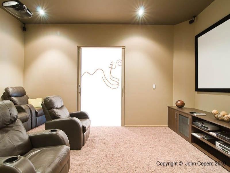 6 Meredith Drive, Broadbeach Waters QLD 4218