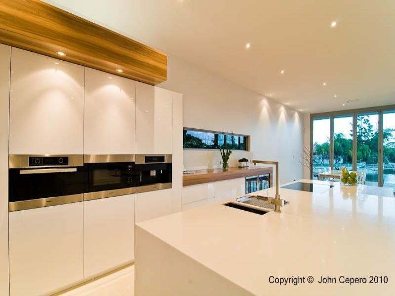 6 Meredith Drive, Broadbeach Waters QLD 4218