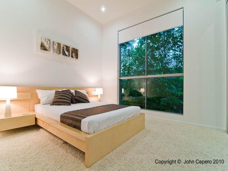 6 Meredith Drive, Broadbeach Waters QLD 4218