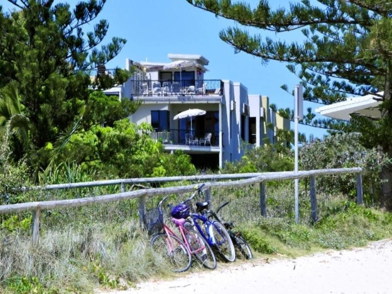 1 ‘Villa al Mare’, North Burleigh Headland, Miami QLD 4220