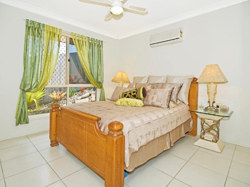 5 Eira Crescent, Edens Landing QLD 4207