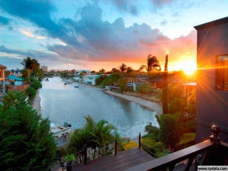 34 T E Peters Drive, Broadbeach Waters QLD 4218