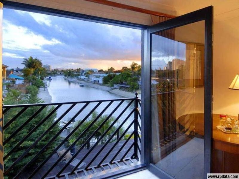 34 T E Peters Drive, Broadbeach Waters QLD 4218