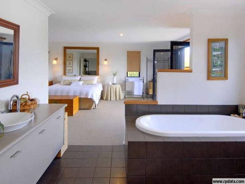 34 T E Peters Drive, Broadbeach Waters QLD 4218