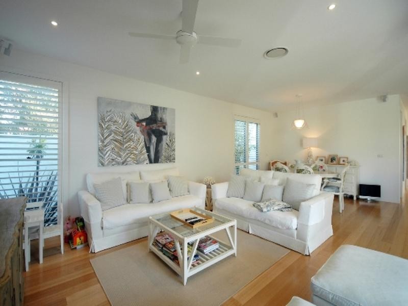 37 Petrel Avenue, Mermaid Beach QLD 4218