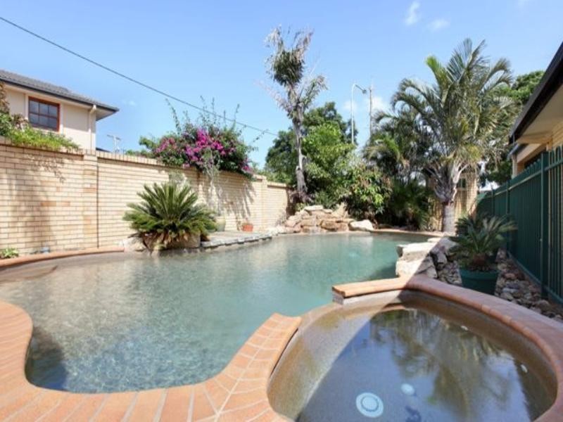 47 T E Peters Drive, Broadbeach Waters QLD 4218