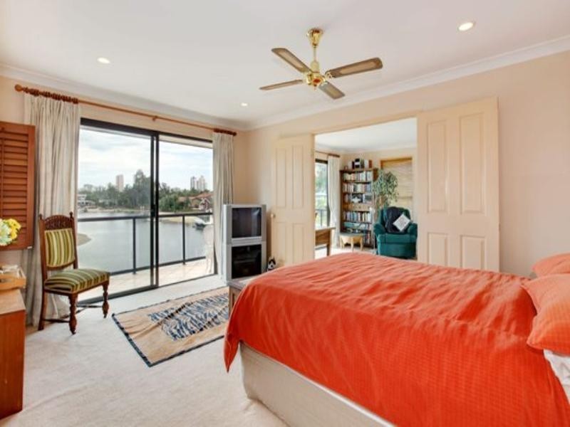 47 T E Peters Drive, Broadbeach Waters QLD 4218