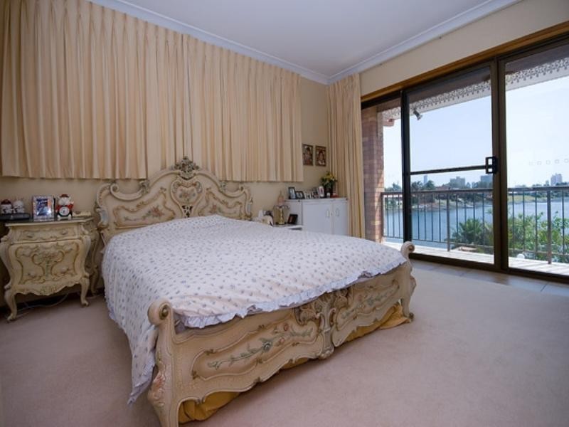 12 Lowanna Court, Mermaid Waters QLD 4218