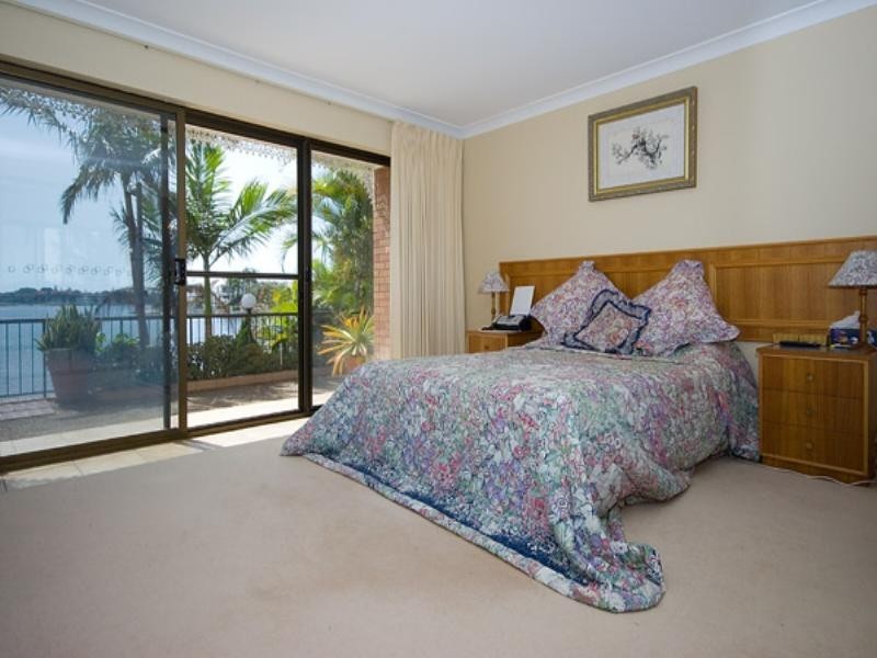 12 Lowanna Court, Mermaid Waters QLD 4218