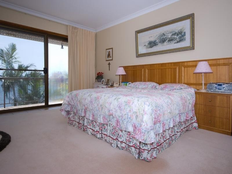 12 Lowanna Court, Mermaid Waters QLD 4218
