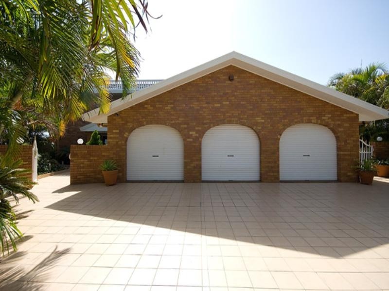 12 Lowanna Court, Mermaid Waters QLD 4218