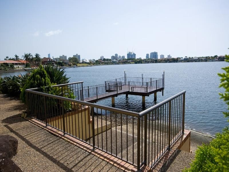 12 Lowanna Court, Mermaid Waters QLD 4218