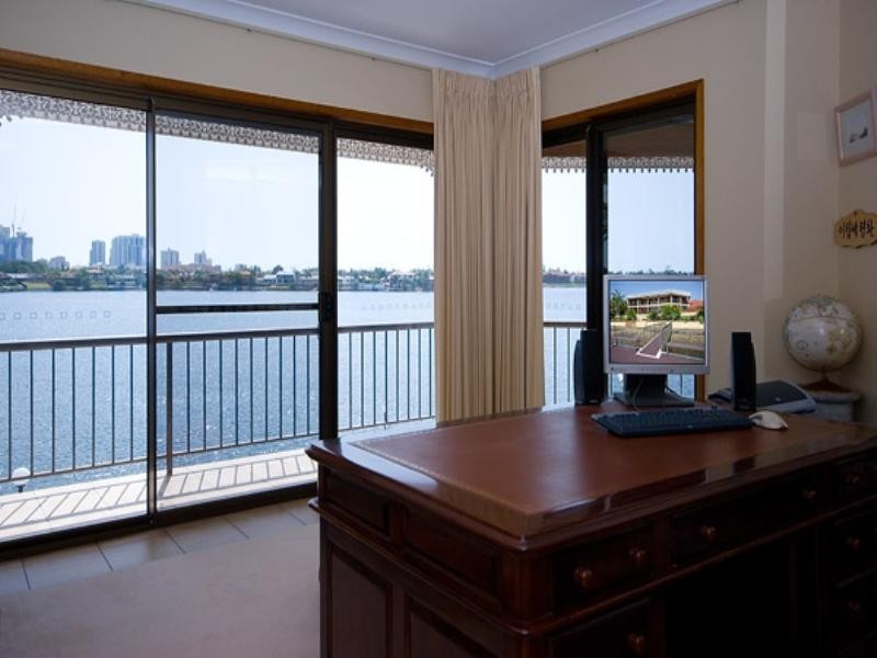 12 Lowanna Court, Mermaid Waters QLD 4218