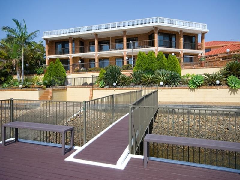 12 Lowanna Court, Mermaid Waters QLD 4218