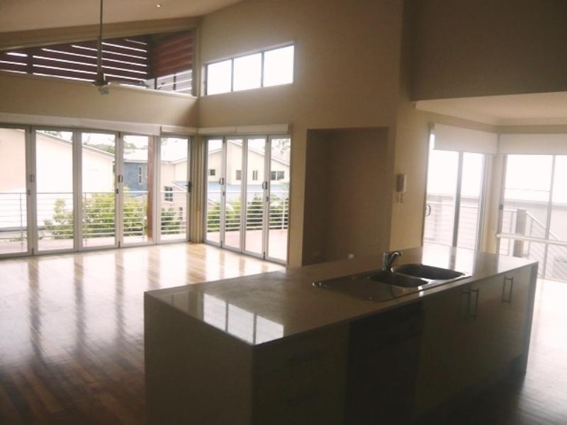 8 St Pauls Crescent, Varsity Lakes QLD 4227